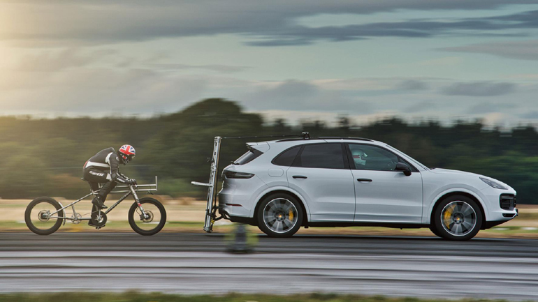 Έπιασε τα 240 χλμ./ώρα πίσω από μία Porsche Cayenne Turbo